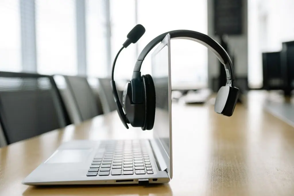 Casque audio pos&eacute; sur un ordinateur portable &ndash; illustration t&eacute;l&eacute;phonie VoIP