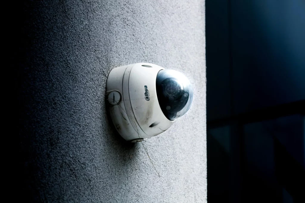 Caméra IP – Solution de vidéosurveillance professionnelle Caméra de surveillance dôme IP installée sur un mur – Sécurité entreprise
