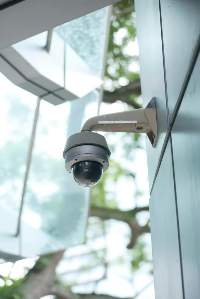 Solution de vidéosurveillance connectée – EntreprisePro Caméra de vidéosurveillance IP installée sur un mur – Sécurité entreprise
